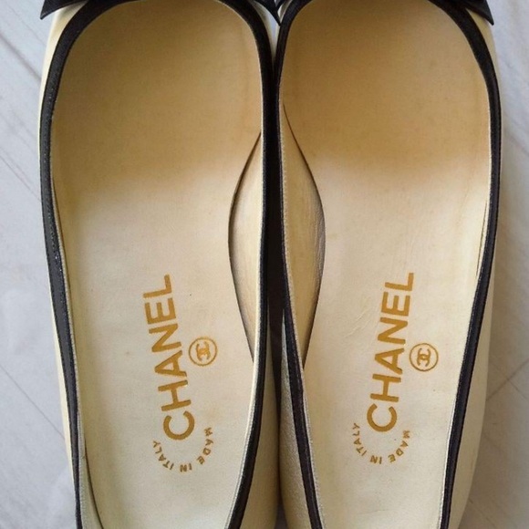 Authentic Chanel ballet flats white and black.
Classic shoes in good used cond - Picture 4 of 10